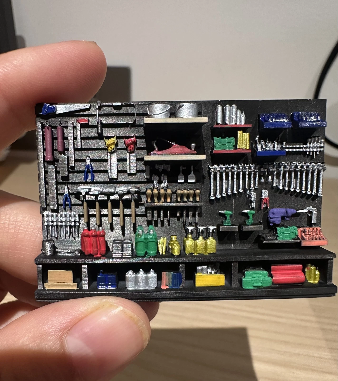 Workshop Tools Toy - โมเดลโต๊ะทำงานไดโอรามาขนาด 1/64 อุปกรณ์ประกอบฉากซ่อมแซมในโรงรถ พร้อมแผ่นเพ็กบอร์ดและชุดเครื่องมือบำรุงรักษารถยนต์